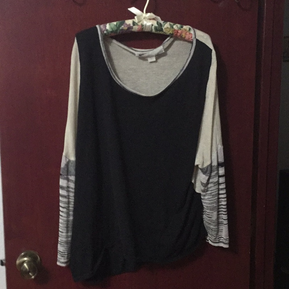 Curio New York. Sweater. Batwing. L. GUC.